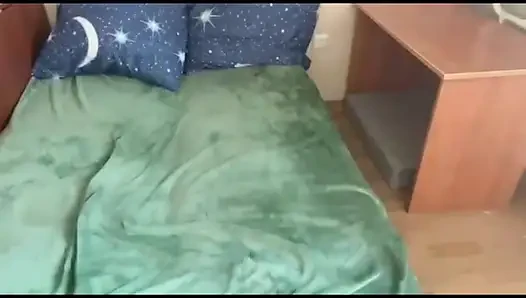 Daphne Key bir oyuncak kullanarak yatakta tek başına eğleniyor.