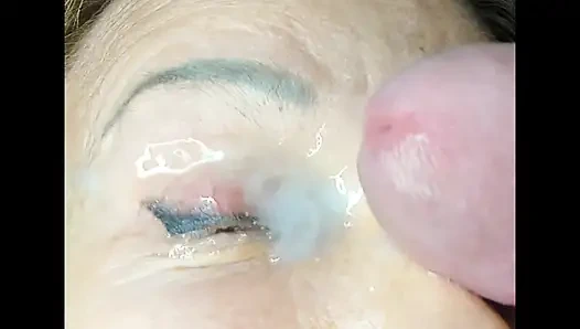 Olgun bayanın yüzüne boşalıyor
