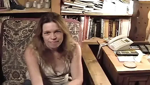 Muhteşem orta yaşlı seksi kadın klasik bir filmde sert bir yarağın tadını çıkarıyor