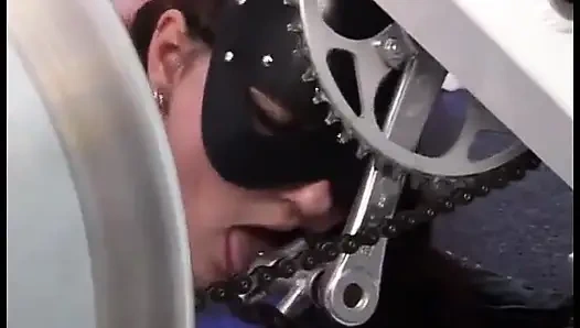 Lateks maskeli piliç ıslak amından sert sikiliyor