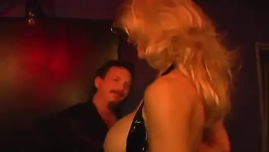 Crystal Mika Tan'ı ısırarak ve göğüslerini sertleştirerek cezalandırıyor!