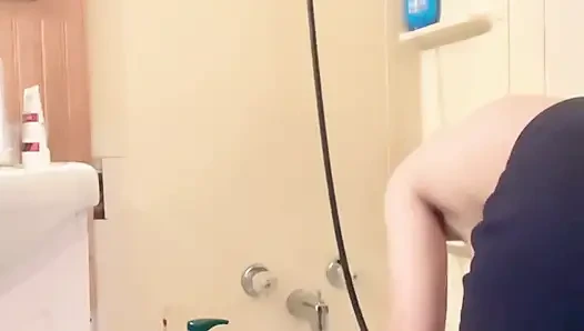 Hana küvette kıllarını yıkıyor küçük memeli çok güzel