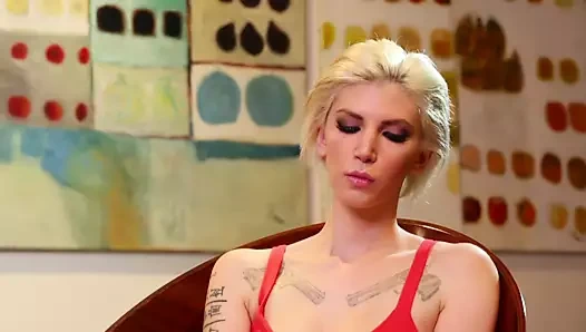 Sarışın ve esmer lezbiyenler var bir üçlü içinde the küvet