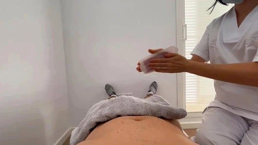 Acemi sevimli kız için yarak ağdası boşalmamı bitirene kadar bana 31 çektirmek için elini tutuyorum