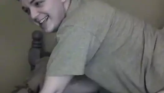 Vahşi twinks emme büyük horoz ve vurma içinde pis üçlü