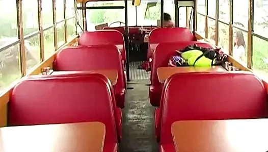 Esmer ve kızıl saçlı sarı kamyonda yarağı paylaşıyor