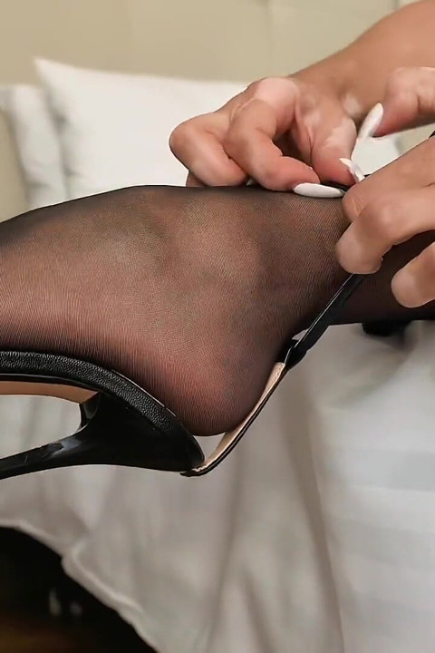 Stiletto topuklu ayakkabılar ve siyah şeffaf çoraplar