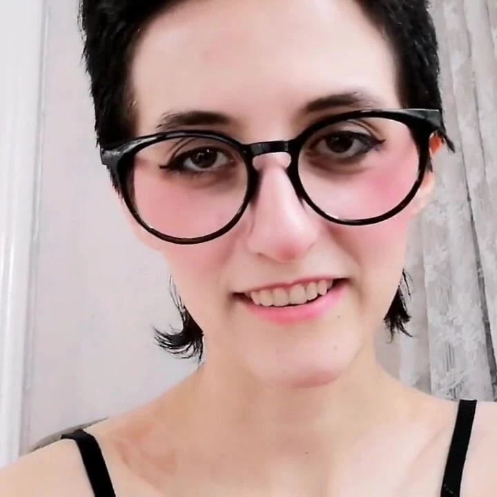 Üvey kız kardeş sikişen üvey erkek kardeşine işkence ediyor