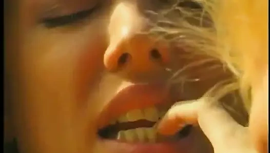 Lezbiyen gençler açık havada oyuncaklarla ve amcıklarla oynuyor