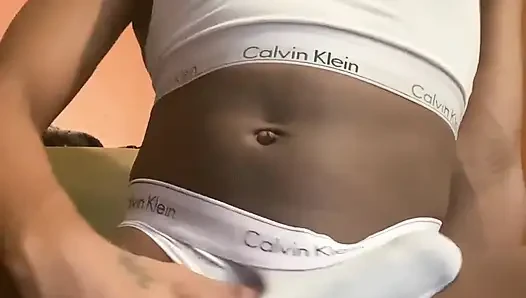 Öğle yemeği randevusna hazırlanıyordum ve şişkinliklerime dokunmadan edemedim.