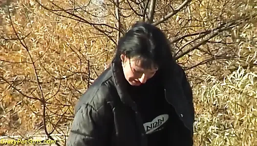 Külotlu çoraplı kız merdivende işiyor