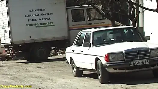 Çılgın iri güzel kız sokakta işiyor