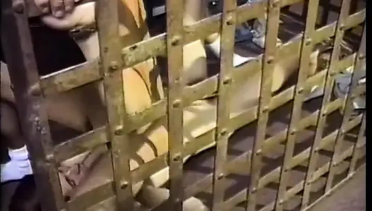 Kıllı adam twink'ten hücre barlarından sakso çekiyor