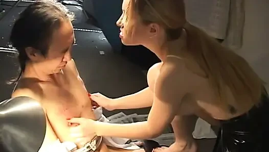 Büyüleyici sarışın dominatrix aiden starr itaatkar adamın nefes kontrolü için büyük göğüslerini kullanıyor