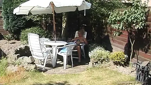 Sarışın olgun açık havada amını ovuyor