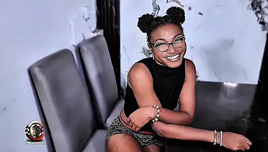 Eğer büyük bir yarak onu Bay Drill tarafından siktirerek arzusunu aldı