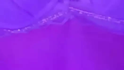 Bebek dansı göğüsleriyle oynuyor