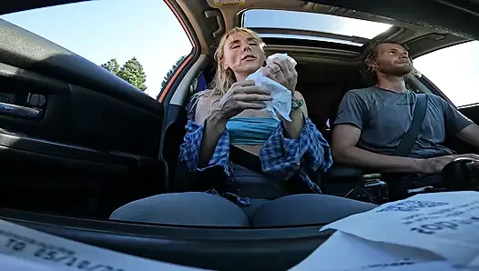 Minyon sarışın halka açık otoparkta yarağı gırtlağına kadar alıyor