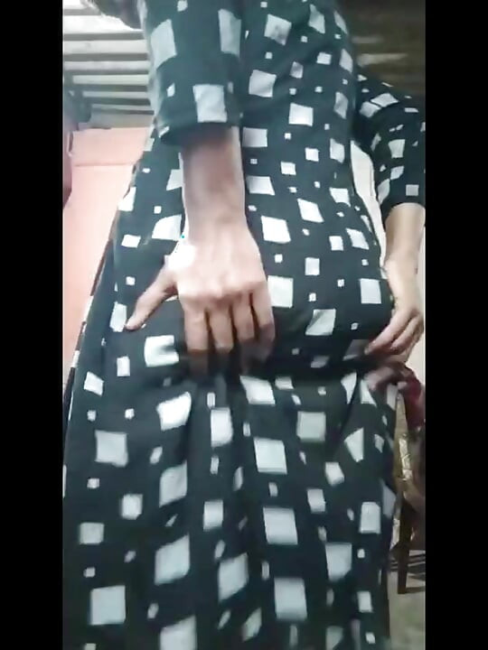 Kalın mallu kız sari içinde twerk yapıyor - desi yenge sallıyor