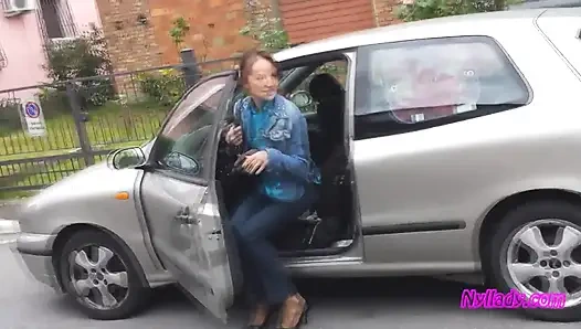 Çıplak ayakla siyah pompalarla sürüş ve devirme