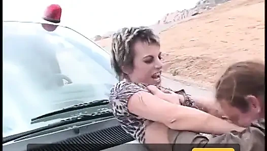 Hevesli kısa saçlı sürtük açık havada bir bankta sikiliyor