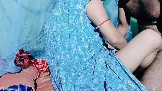 Arkadaşının annesinin göğüslerini emiyor ve onu domaltarak ve misyoner pozisyonunda sert sikiyor