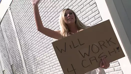 Sarışın kaltak yabancının garajında seks yapıyor!