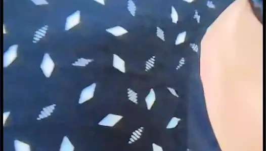 Genç genç kız vücudunu ve göğüslerini gösteriyor