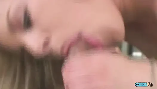 Sarışın bir kadının güzelliği büyük doğal göğüsleriyle dikkatinizi çalacak