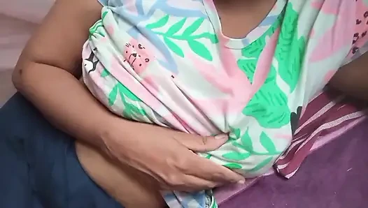 Sri Lankalı kadın orgazm olana kadar görüntülü görüşme yoluyla partnerini baştan çıkarıyor sadece büyük göğüsler ve ıslak amcıkla aşk