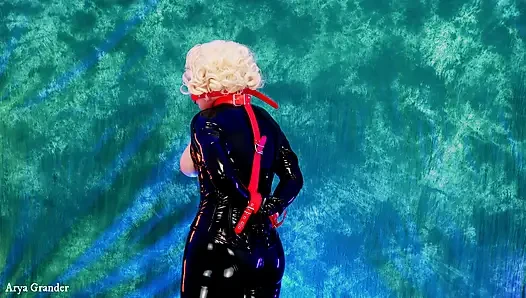 Seksi lastik ağzı tıkalı orta yaşlı seksi kadın: lateks içinde esaret altında