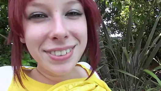 Pis kızıl saçlı genç sürtük oral seks verir, sonra gets becerdin sert üzerinde the kanepe