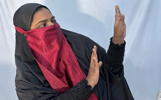 Hintli tesettürlü büyük süt satıcısı kız tasmalı