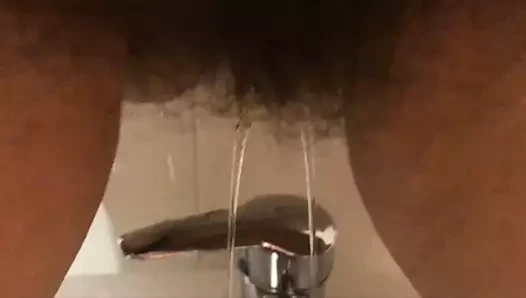 Se orina en mi polla