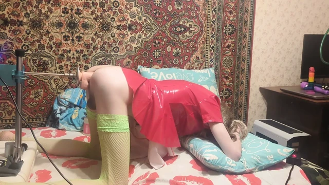 PVC kostüm içindeki sissy, devasa bir dildo ile derin anal makine sikişi yapıyor