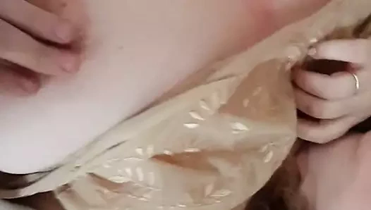 Karısının büyük göğüslerini ellerken