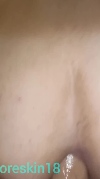 Delik dölle gırtlağına kadar alıyor, dölle fışkırtıyor, varlık çığlık atıyor ve vızıltıdan inliyor! Ateşli video!
