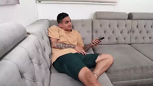 Sanal gerçeklik pornosu izliyorum. Ve sonunda gerçek üvey kız kardeşimi siktim!