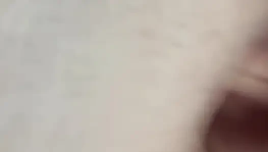 Boşalana kadar yalıyor. Sonunda, hızlıca tatmaları için püskürtmeye izin verdim