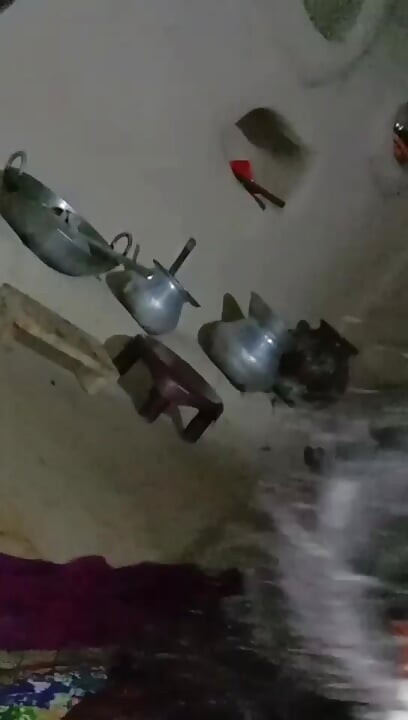 Hintli evli kadın ateşli araziden Hintli koca tarafından sikişiyor