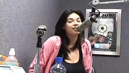 Honolulu'da Tera Patrick'in yer aldığı radyo röportajı