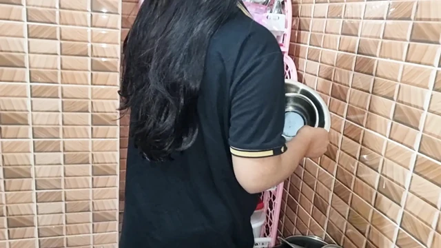Karımı siktim, bugün t-shart'ımı bağlatıyor. Bangladeşli sesli yeni video