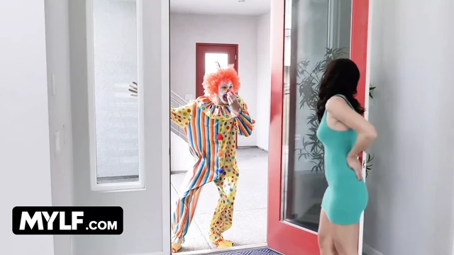 Mylf - güzel orta yaşlı seksi kadın geç kaldığı için tuttuğu palyaço tarafından sikiliyor ve onun yarağına biniyor