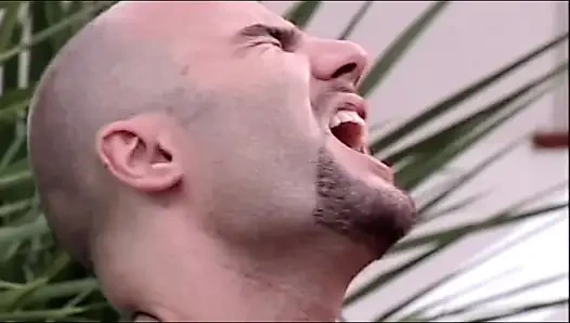 2 güzel sürtük ile merdivenlerde dörtlü seks