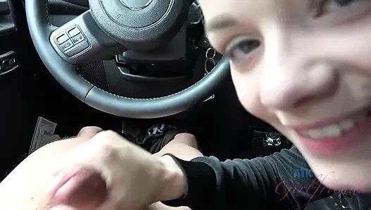 Bakış açısı elsa jean arabada sakso ve elle muamele! Sarışın emiyor, sert biniyor ve sonra büyük boşalma