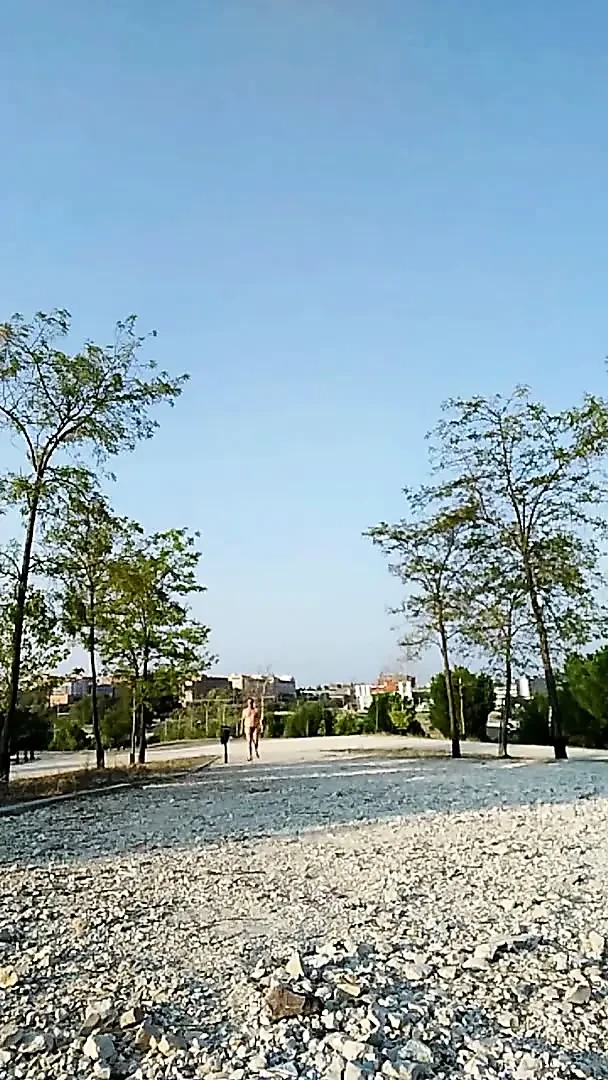 Gündüz parkta çıplak