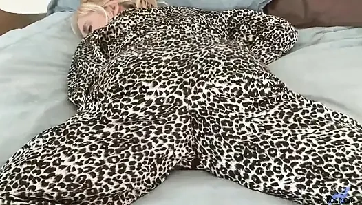 Tombul sarışın genç erkek avcısı uyanıyor ve mastürbasyon yapıyor