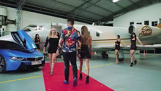 Doggystyle'da kıçına büyük bir yapay penis alıyor ve neşeyle inliyor – ggmansion