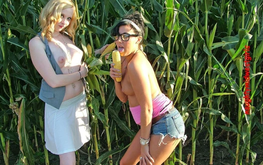 Ivy Winters yeni kız Kiki Munroe'yu bozuyor