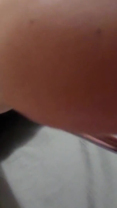 Yumuşak bir fırçayla orta yaşlı seksi kadının ayaklarını gıdıklıyor ve azdırıyor | Klip 2